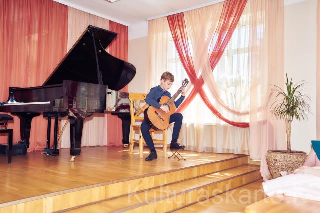 Viesturs Nartišs-konkursa ,,Latgales stīga" I vietas ieguvējs.